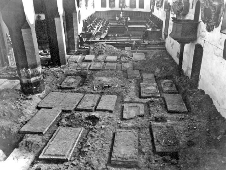 Blick in das Schiff der Kollegienkirche während der Renovierungsarbeiten 1936. Im Vordergrund sind die freigelegten Grabplatten gut erkennbar. (Foto: Sammlung Ur- und Frühgeschichte)